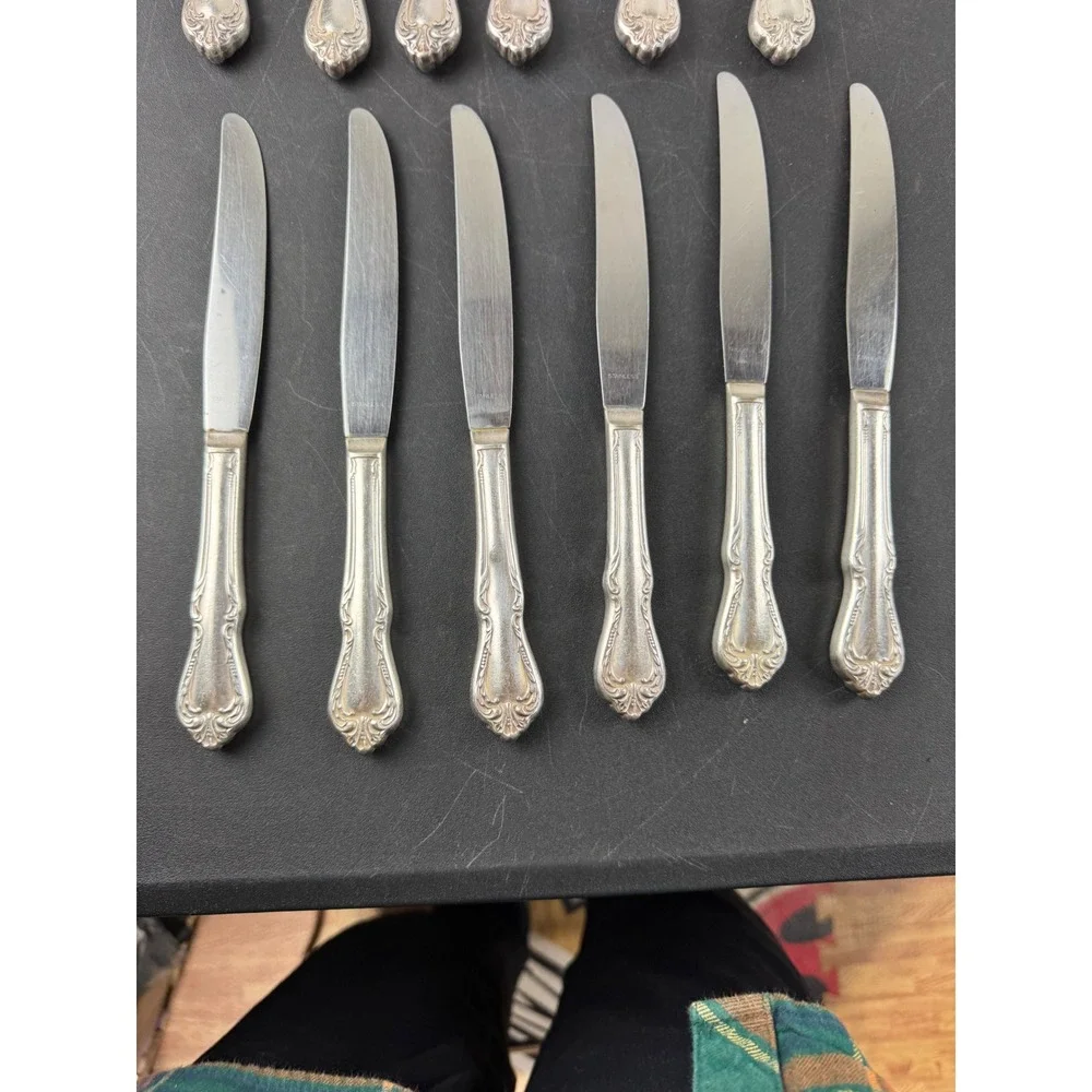 Vintage 12 Silverplate Dinner Knives Ornate Scroll‎ Pattern Stainless Blade